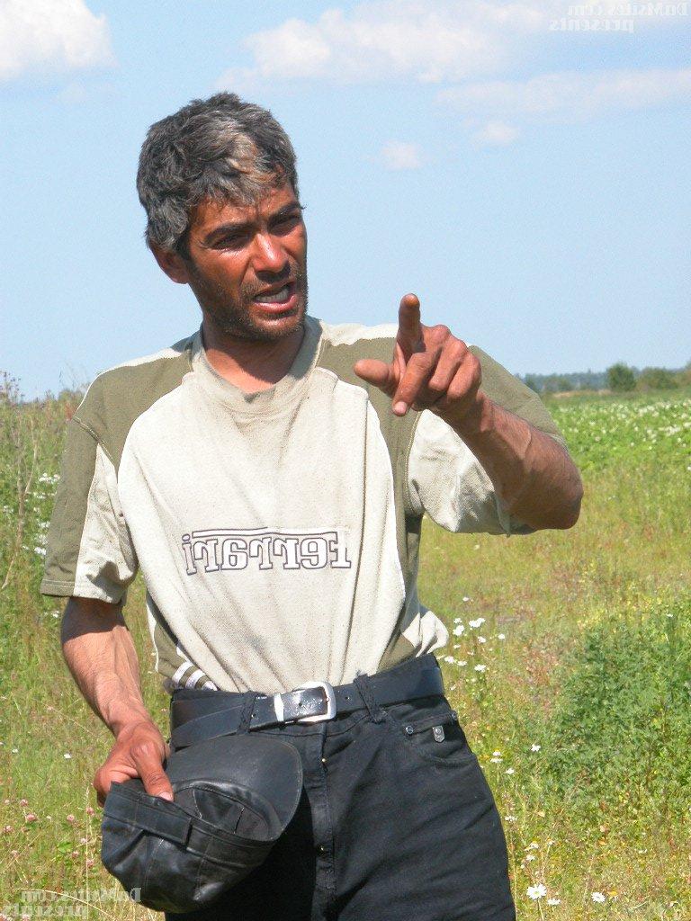 16P 2 mujeres mayores con necesidad de sexo se encuentran con un vagabundo para follar en el campo