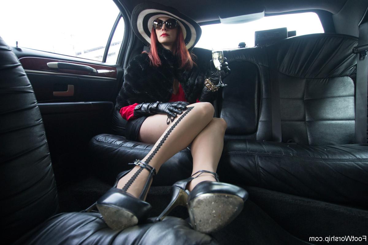 17P Dominatrix Maitresse Madeline Marlowe spreads in limo & flashes her sassy ass
