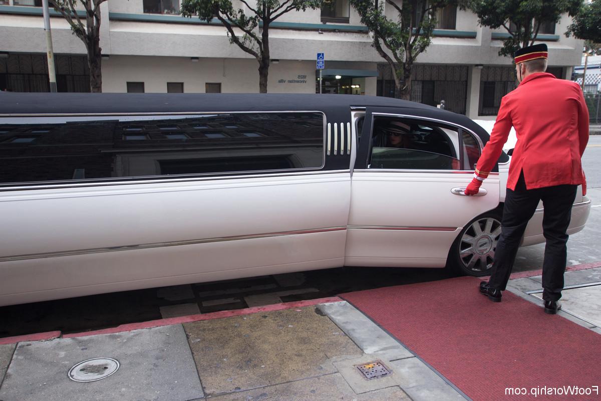 17P Dominatrix Maitresse Madeline Marlowe spreads in limo & flashes her sassy ass