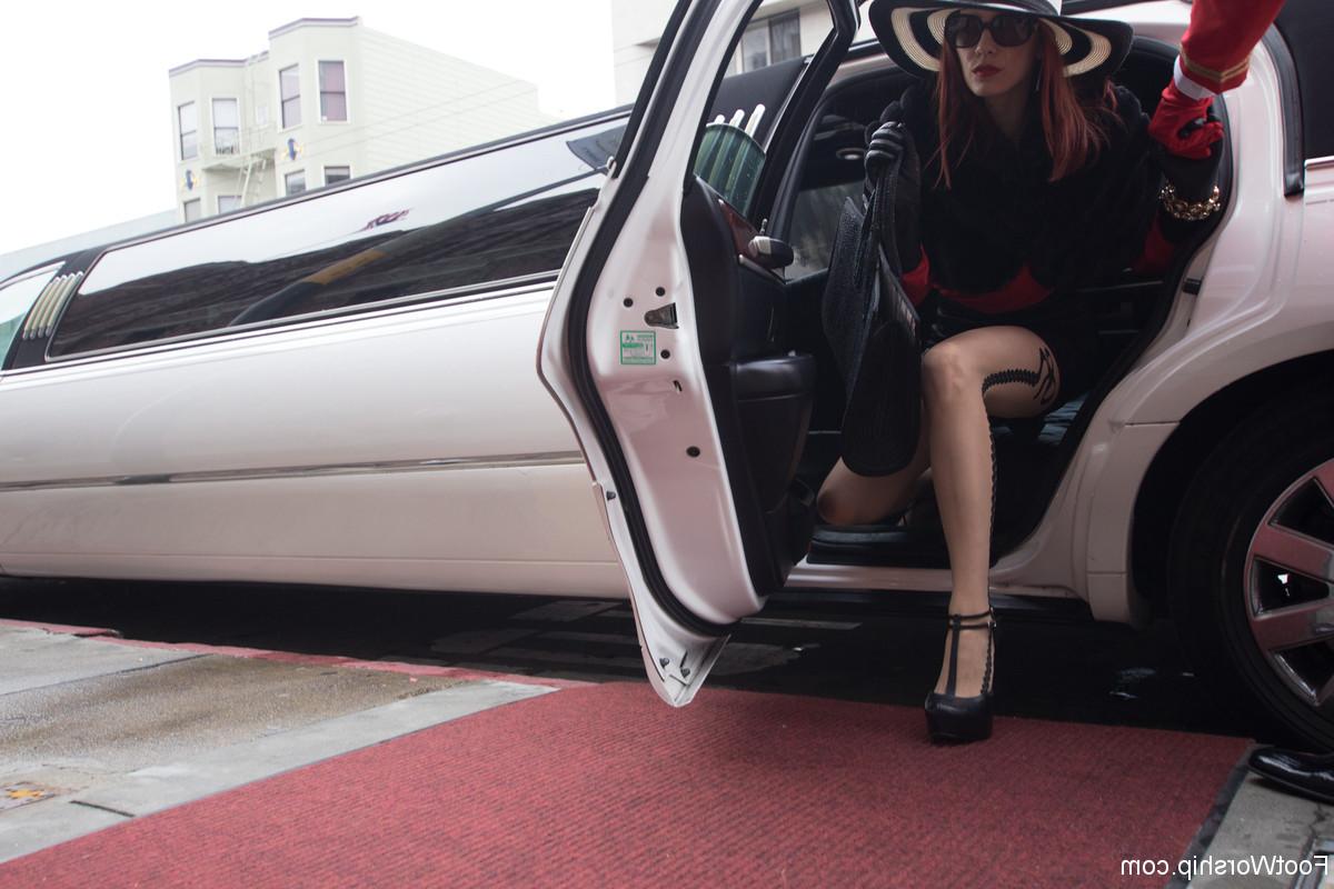 17P Dominatrix Maitresse Madeline Marlowe spreads in limo & flashes her sassy ass