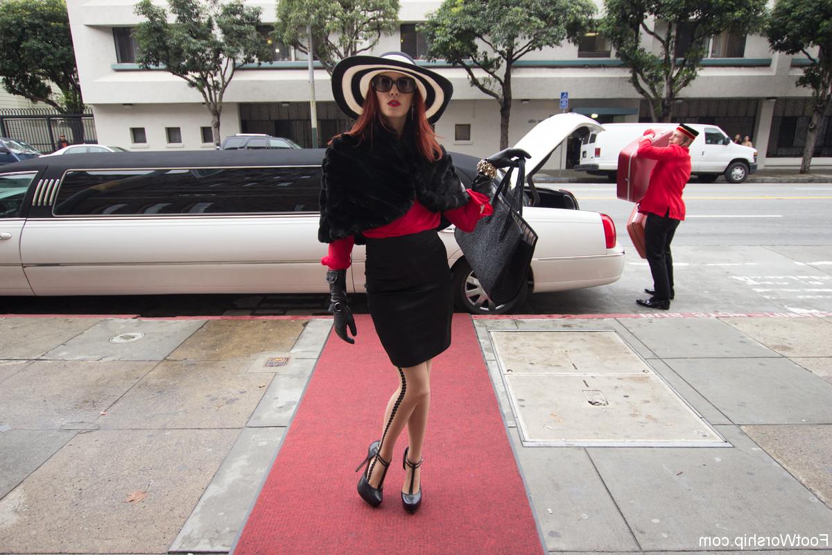 17P Dominatrix Maitresse Madeline Marlowe spreads in limo & flashes her sassy ass