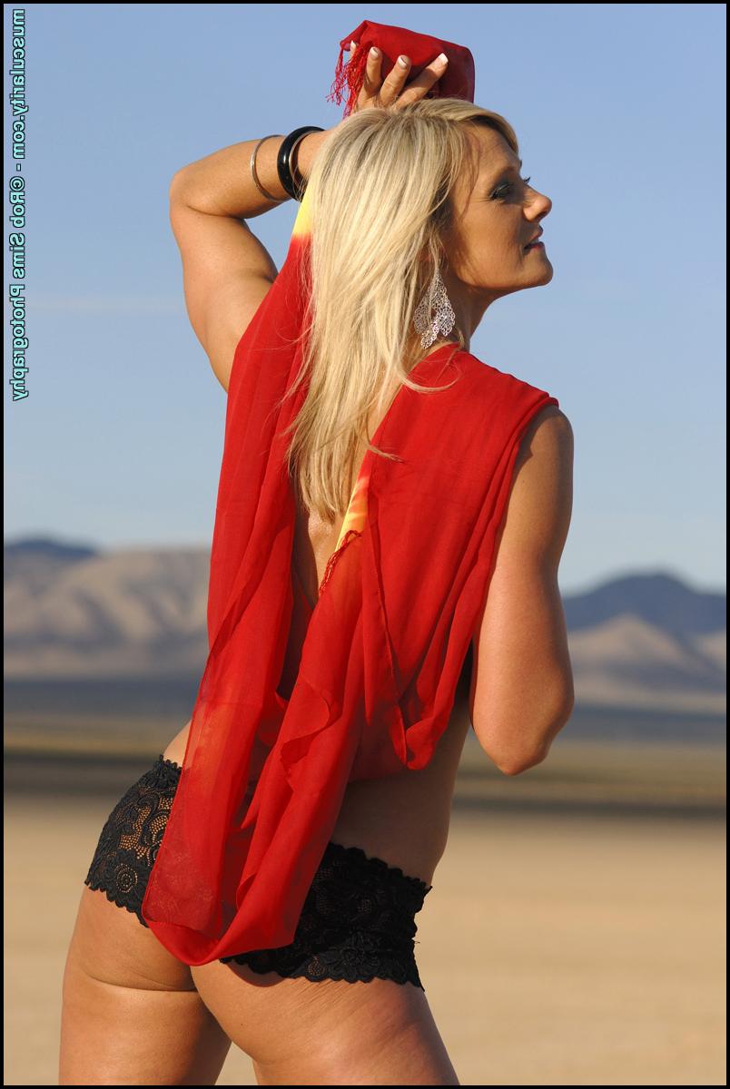 15P Die blonde Bodybuilderin Kristina Tjernlund lässt auf einem ausgetrockneten Seegrund ihre Muskeln spielen