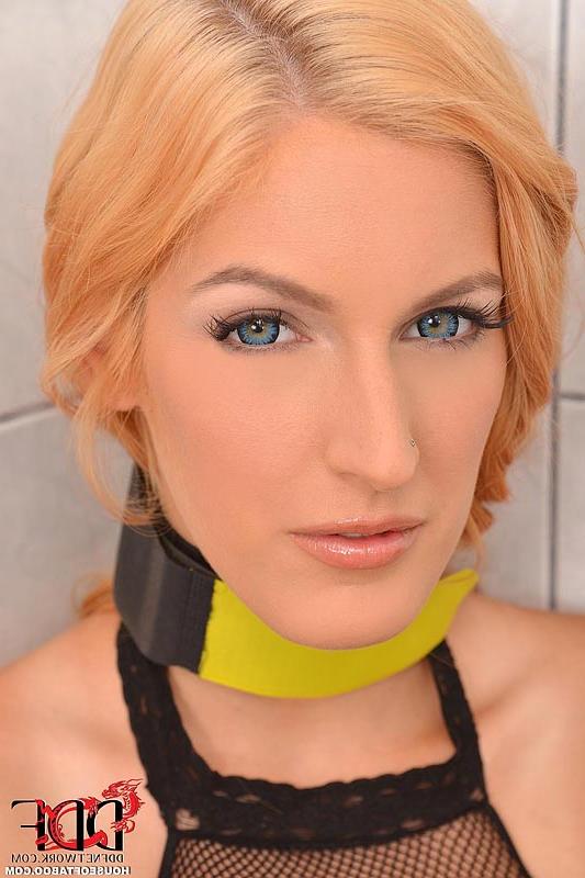 12P Mesh stocking attired blonde BDSM fetish model Mira Sunset pissing in bath