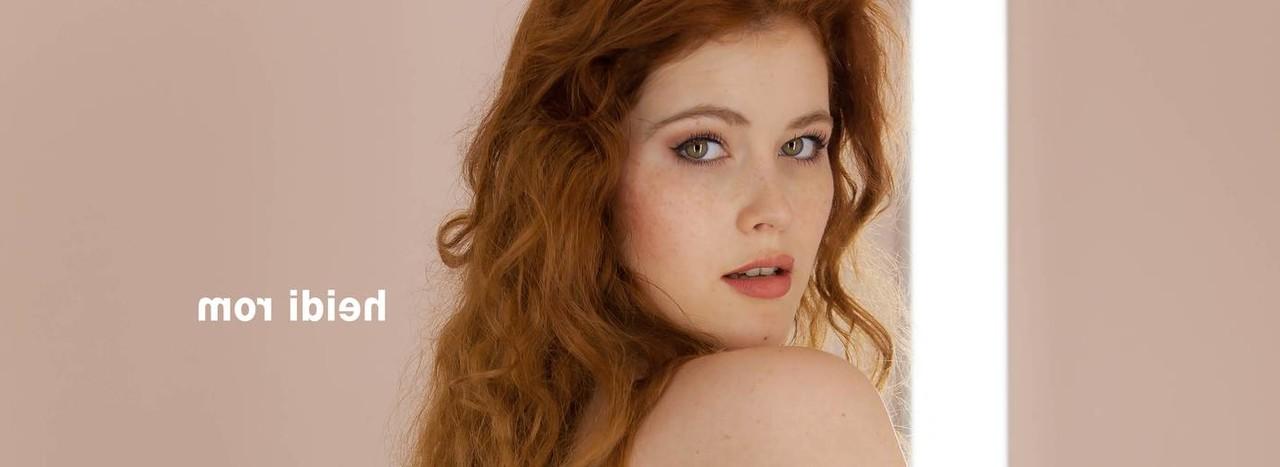 11P Leidenschaftliche Teenager-Rothaarige im sexy Bikini spielt mit ihrer fleischigen Vagina