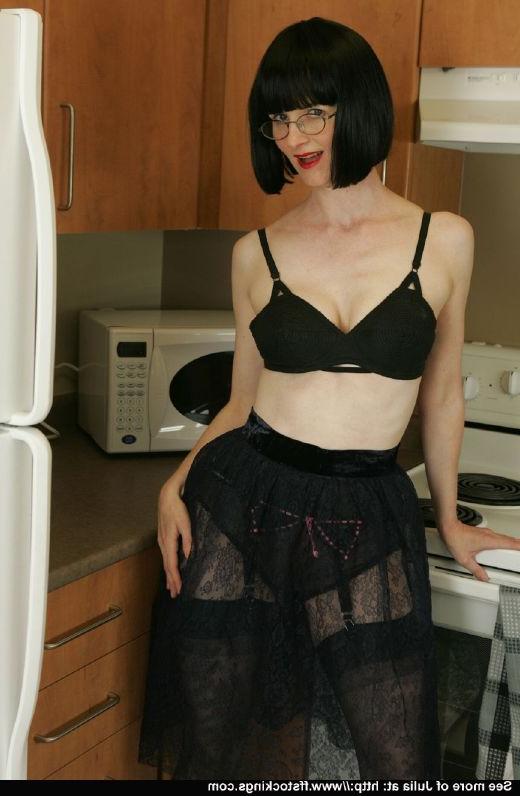 12P Dame mature sexy avec un cul chaud posant en lingerie et bas