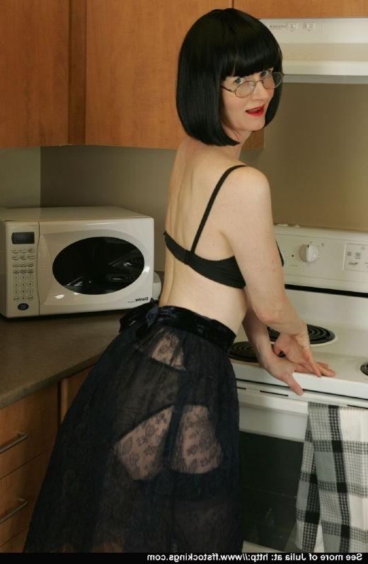 12P Dame mature sexy avec un cul chaud posant en lingerie et bas