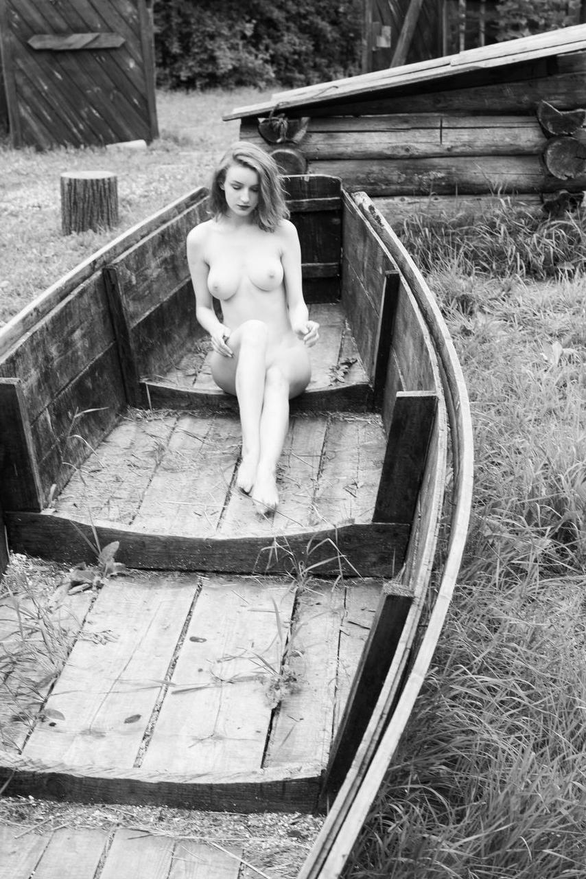 20P Glamouröse Schönheit stellt ihre großen Titten zur Schau, während sie nackt im Freien posiert