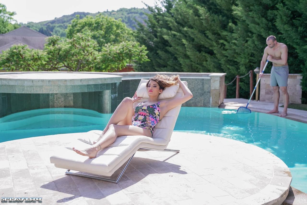 20P A beleza adolescente Penelope Cum fode um pau duro e leva seu homem à beira da piscina