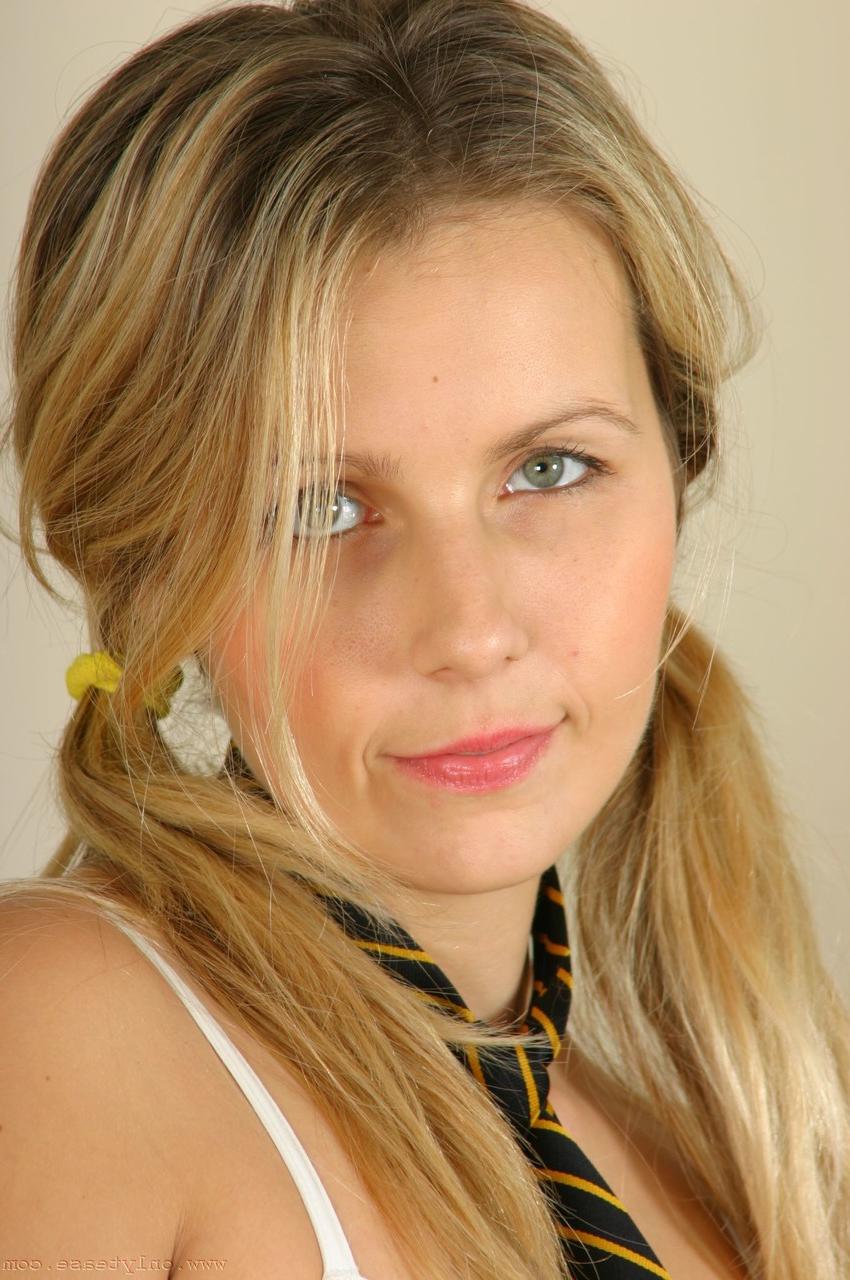 20P Natasha, blonde vigoureuse, se déshabille dans les escaliers et pose en bas noirs.