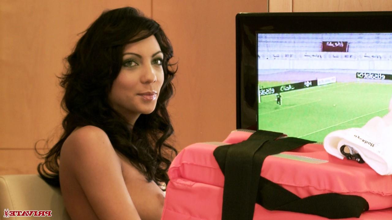 20P A pornstar morena Abelia leva um pau profundamente em sua buceta deliciosa