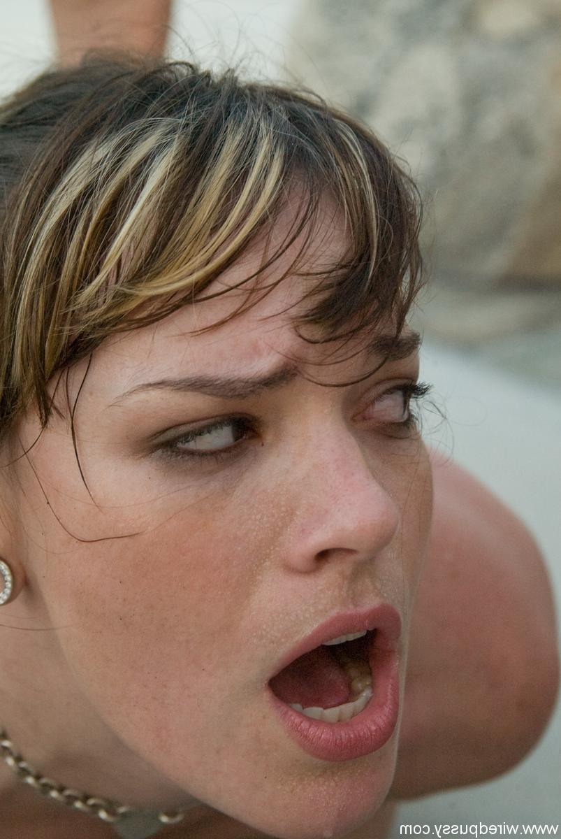 20P Dana DeArmond madura e excêntrica tem seus peitos e sua vulva chicoteados e chocados por Ariel X