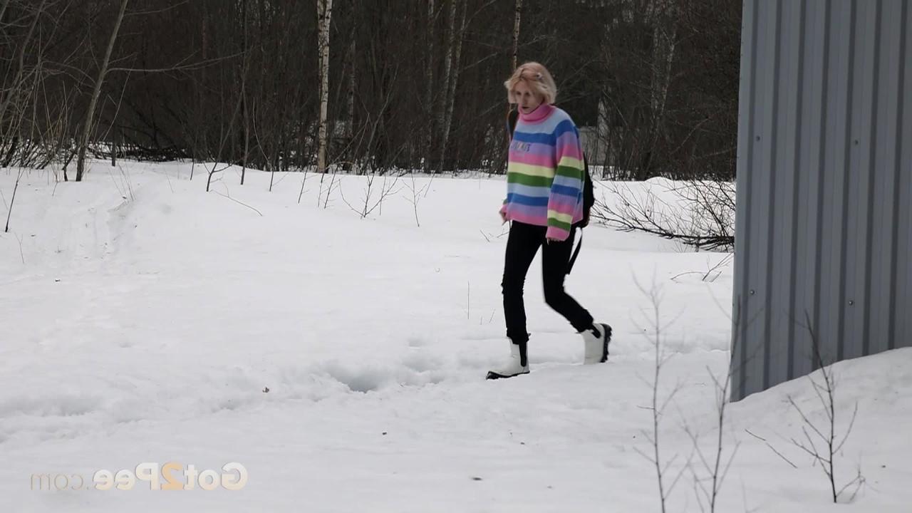 15P A garota loira Vasya mija urgentemente enquanto atravessa um terreno coberto de neve
