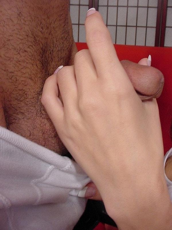 20P La pequeña y sexy latina Anita Cervantes toma una polla en su mano y la acaricia