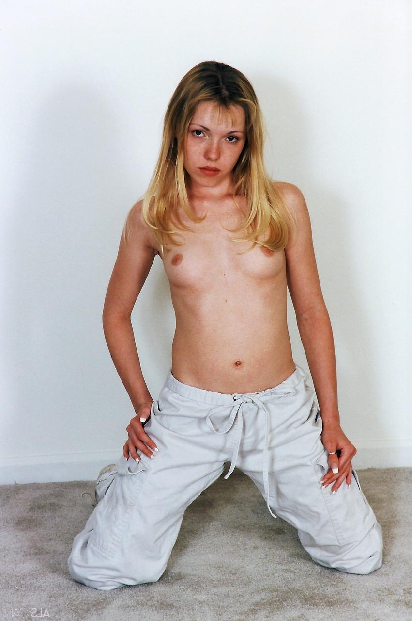 20P A adolescente magrinha Trisha Uptown tira a roupa no casting e mostra seus peitos, bunda e buracos