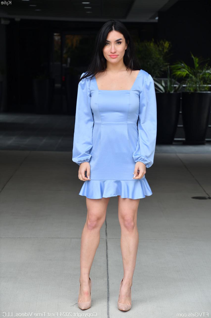 20P A gata amadora sexy Kylie mostra a bunda, tira tiras e brinca em público
