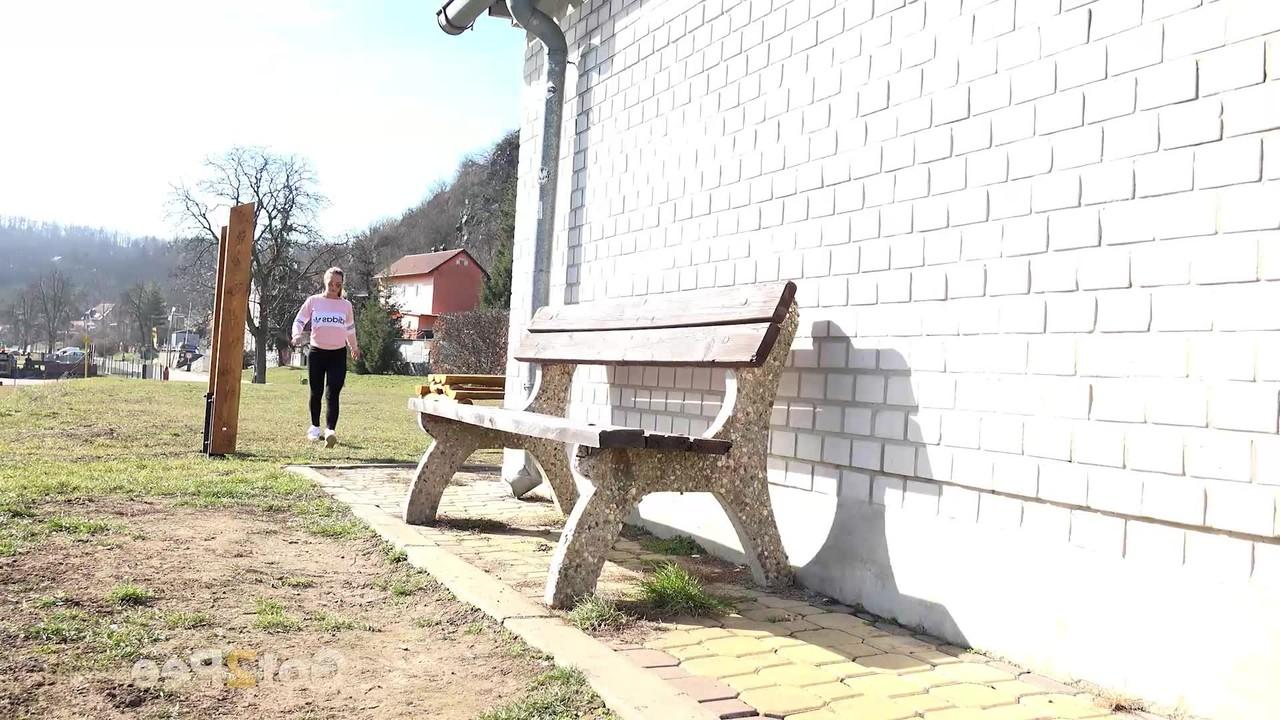 15P Das Solo-Girl Naomi Bennet pisst mitten am Tag auf eine öffentliche Bank
