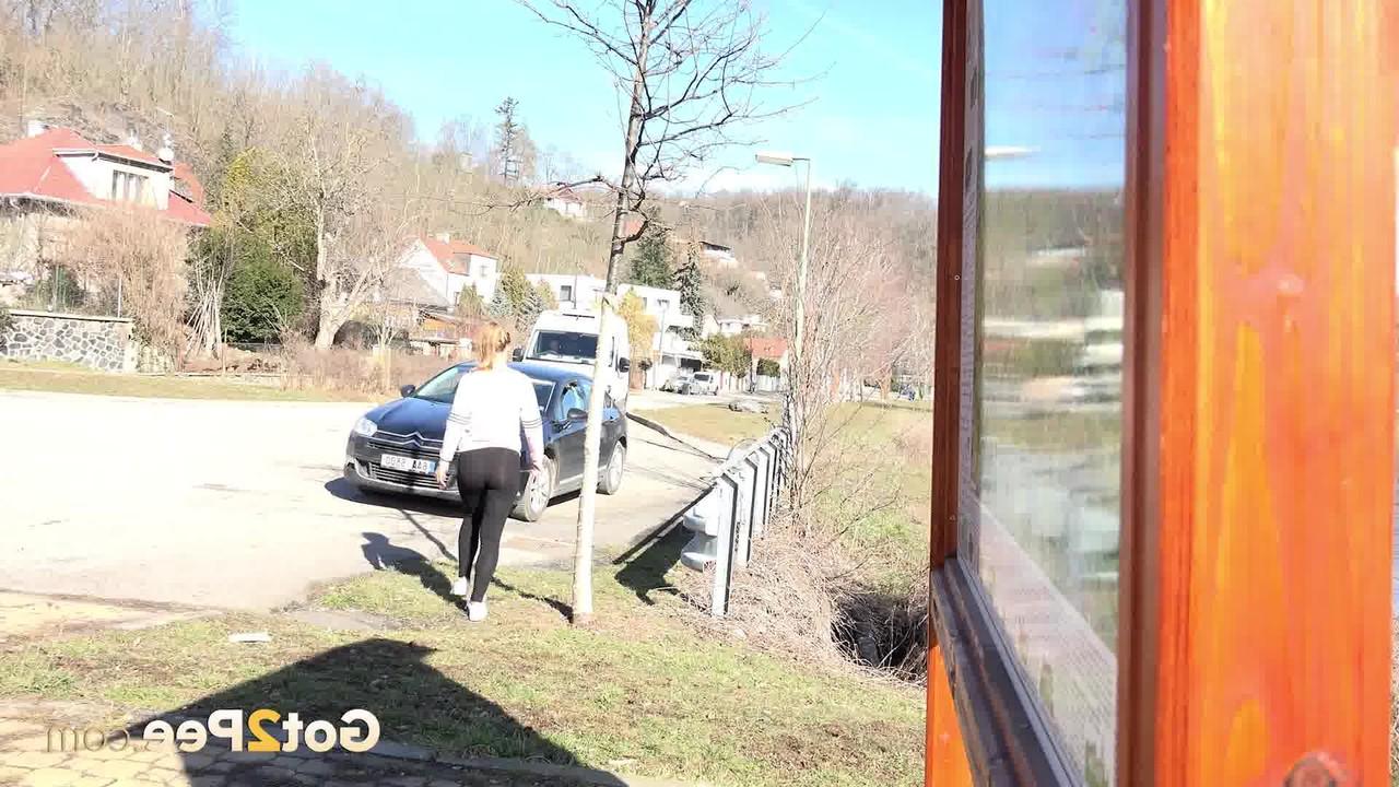 15P Das Solo-Girl Naomi Bennet pisst mitten am Tag auf eine öffentliche Bank