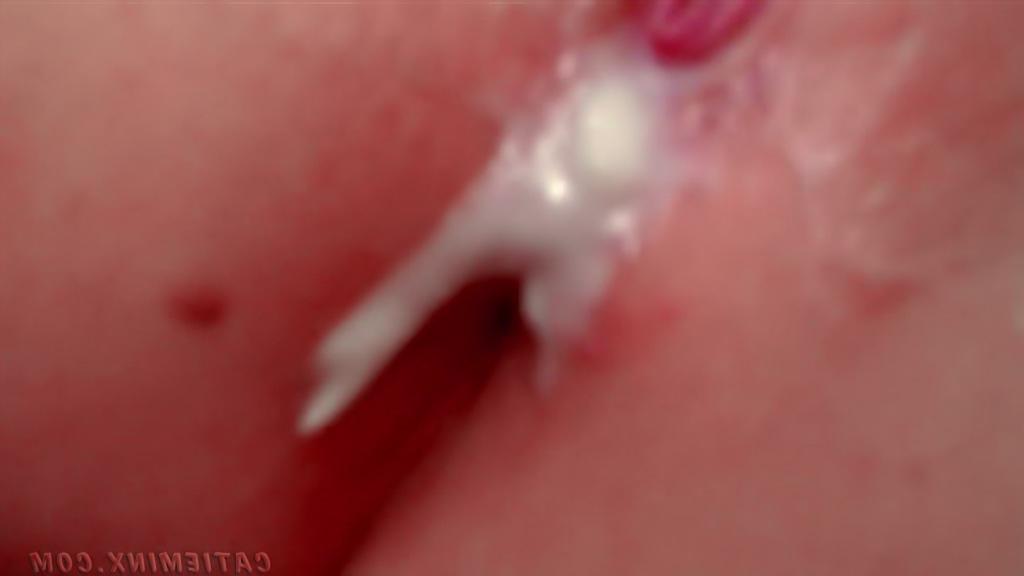 15P La jolie jeune Catie Minx se masturbe avec un jouet sexuel dans une jolie tenue.