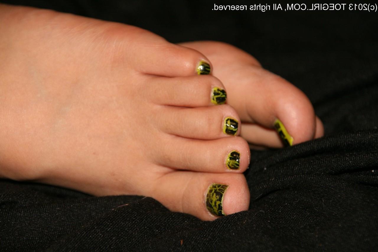 16P Caucasian female displays her pretty toenails and bare feet