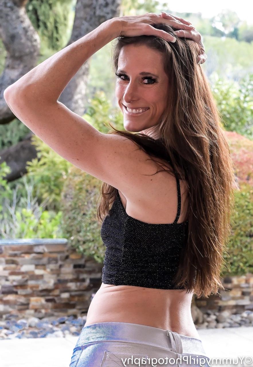 20P Leggy MILF Sofie Marie tira seu short sexy e brinca com sua bunda