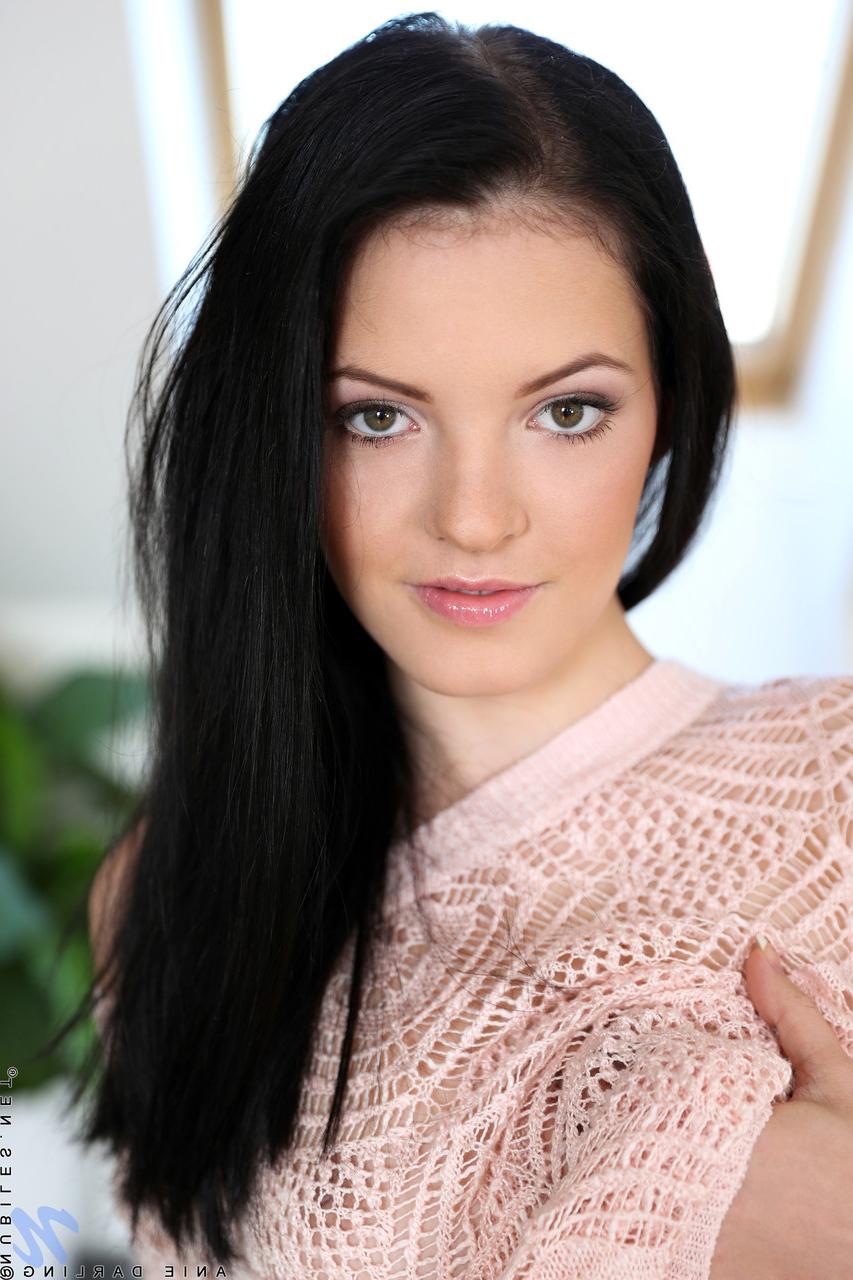 20P A atraente adolescente morena Anie Darling mostra seus seios naturais e sua buceta aparada