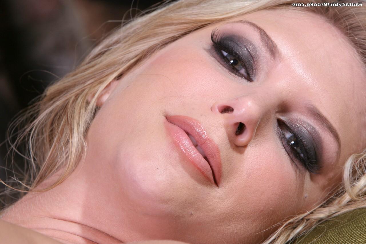 20P A beleza com tinta Brooke Banner massageia sua buceta e exibe seus pés deliciosos