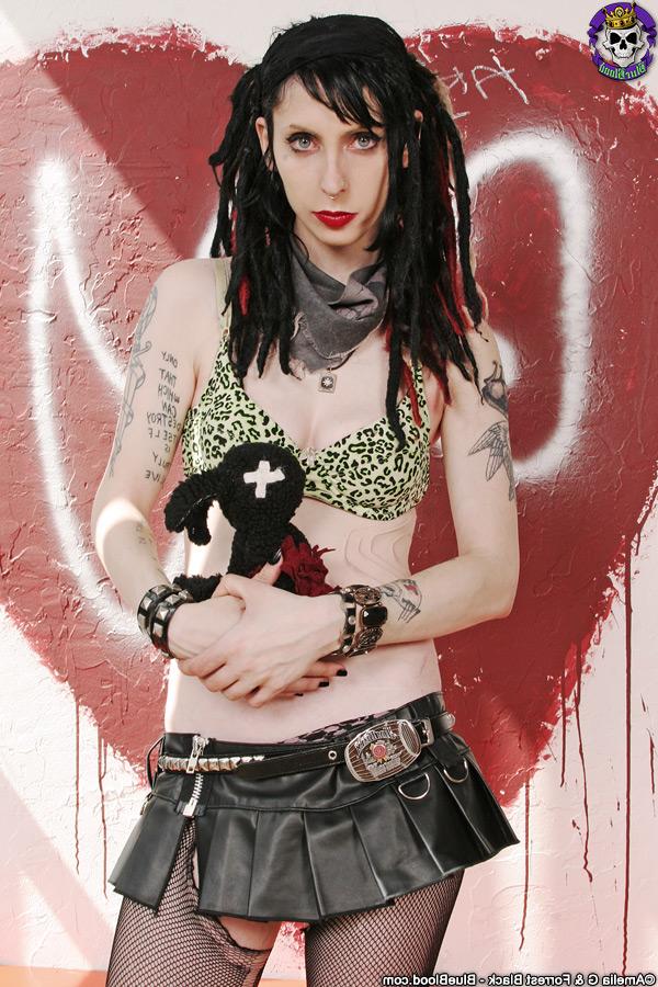 16P Das Punk-Girl Stephy Slaughter öffnet ihre festen Titten, bevor sie ihre Fotze zeigt