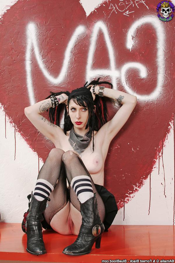 16P Das Punk-Girl Stephy Slaughter öffnet ihre festen Titten, bevor sie ihre Fotze zeigt
