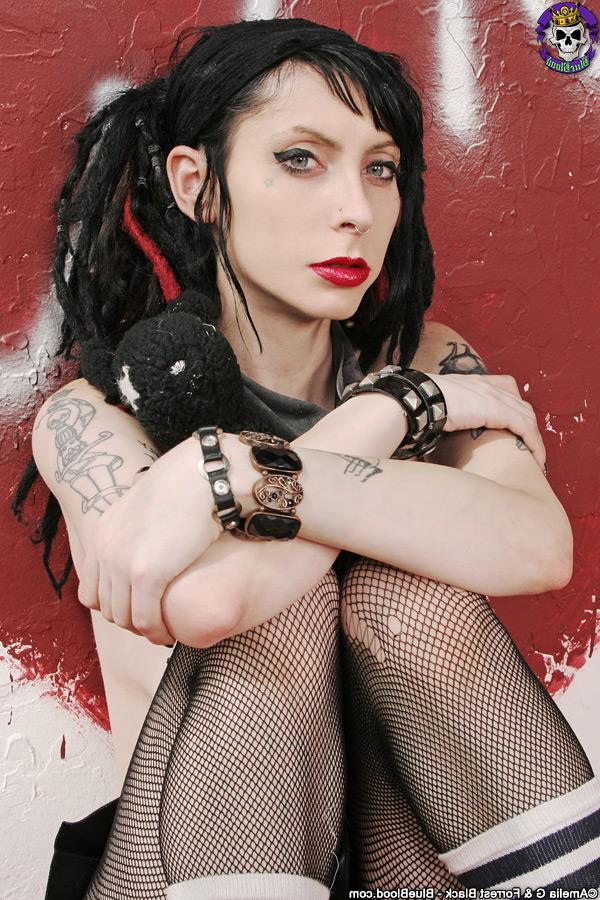 16P Das Punk-Girl Stephy Slaughter öffnet ihre festen Titten, bevor sie ihre Fotze zeigt