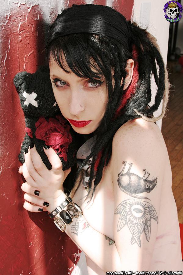 16P Das Punk-Girl Stephy Slaughter öffnet ihre festen Titten, bevor sie ihre Fotze zeigt