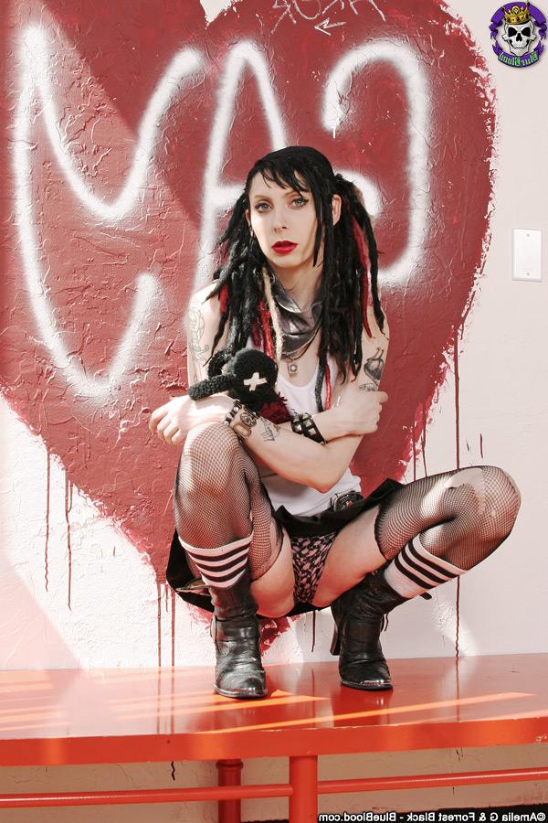 16P Das Punk-Girl Stephy Slaughter öffnet ihre festen Titten, bevor sie ihre Fotze zeigt