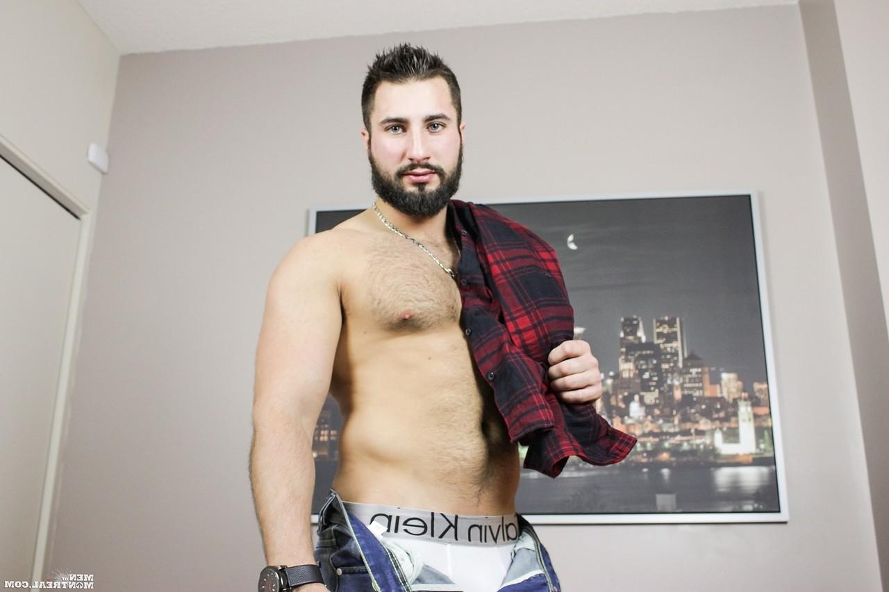 15P L'ours gay Kenzo Masi se déshabille, huile sa grosse bite et se branle en solo
