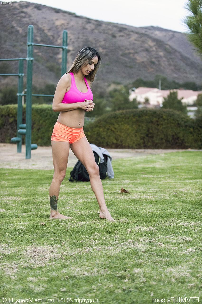 17P Nadia, mulher magra, mostra seios e cereja raspada no campo de golfe