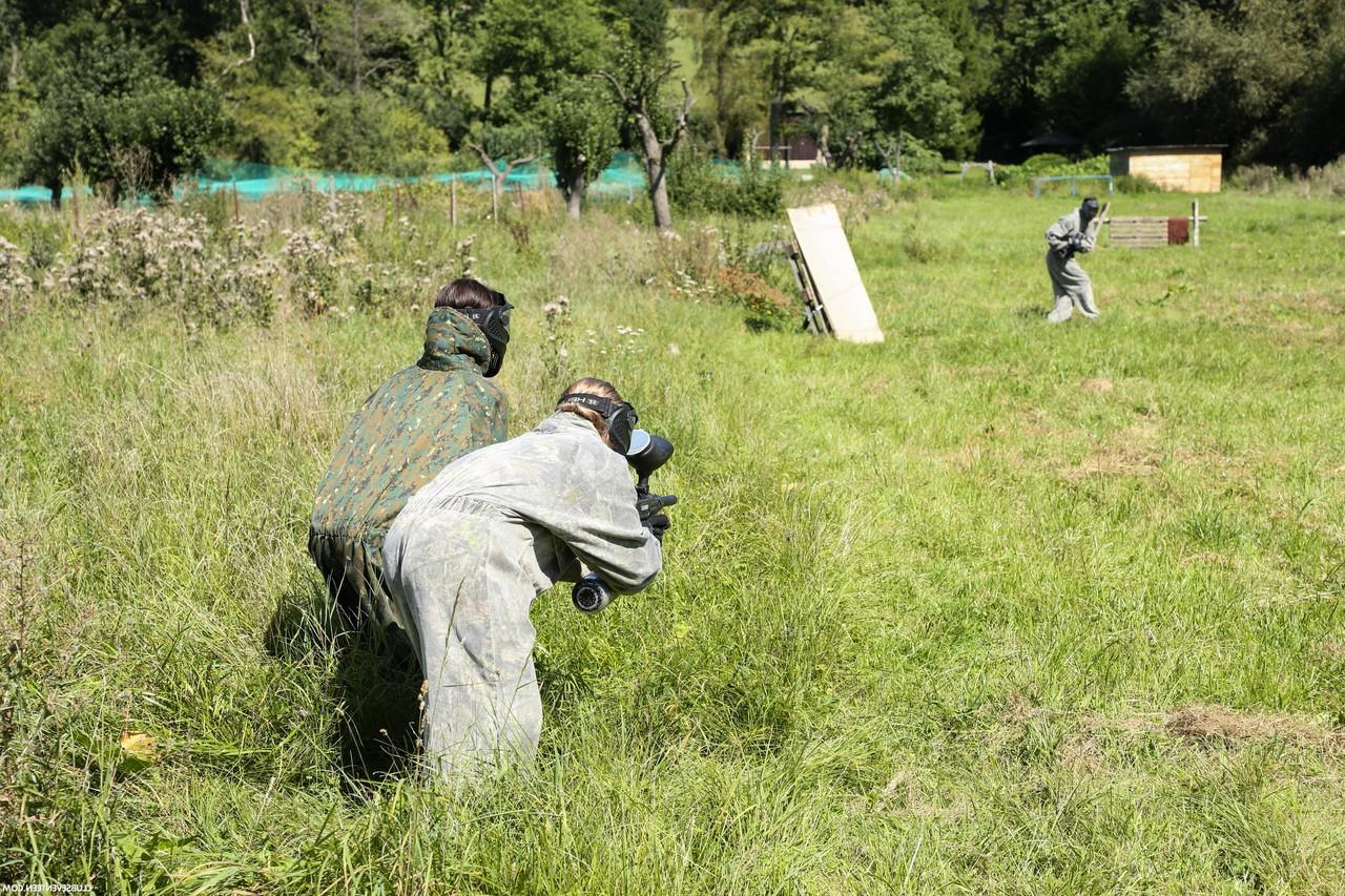 20P Paintball players Lady Bug & Heather Harris get involved in an outdoor 3some