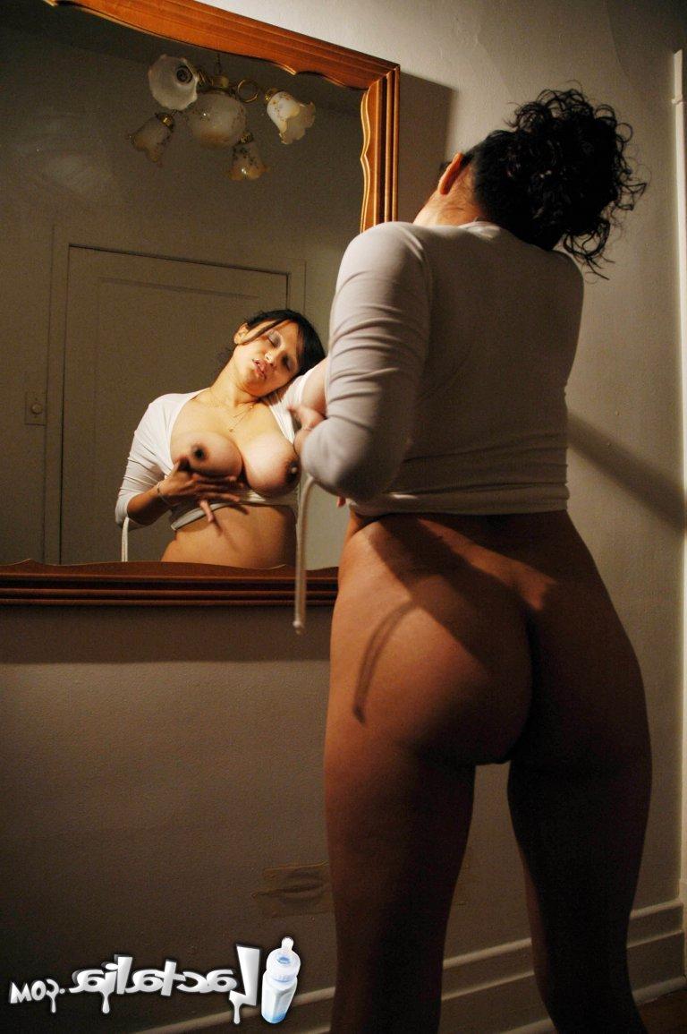 15P Latina MILF mostra seus peitos grandes antes de lamber um mamilo em um espelho
