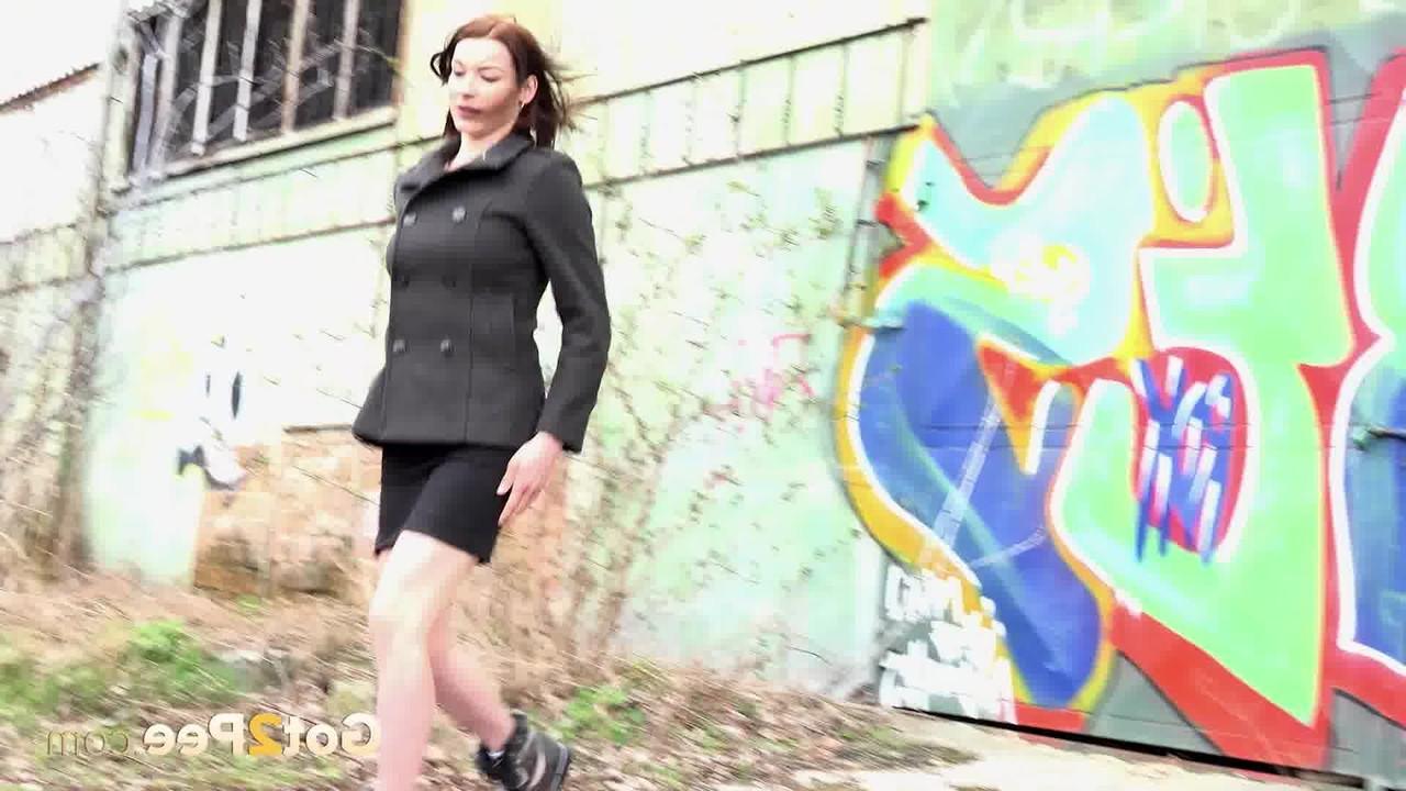 15P A linda Victoria Daniels é pega fazendo xixi na frente de uma parede de graffiti
