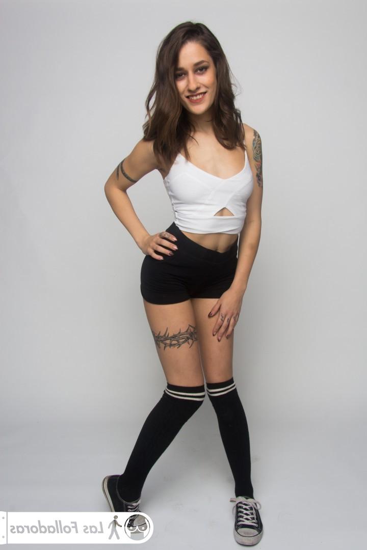 17P Alexa Nasha et son amie, minces et tatouées, se déshabillent pour nous.