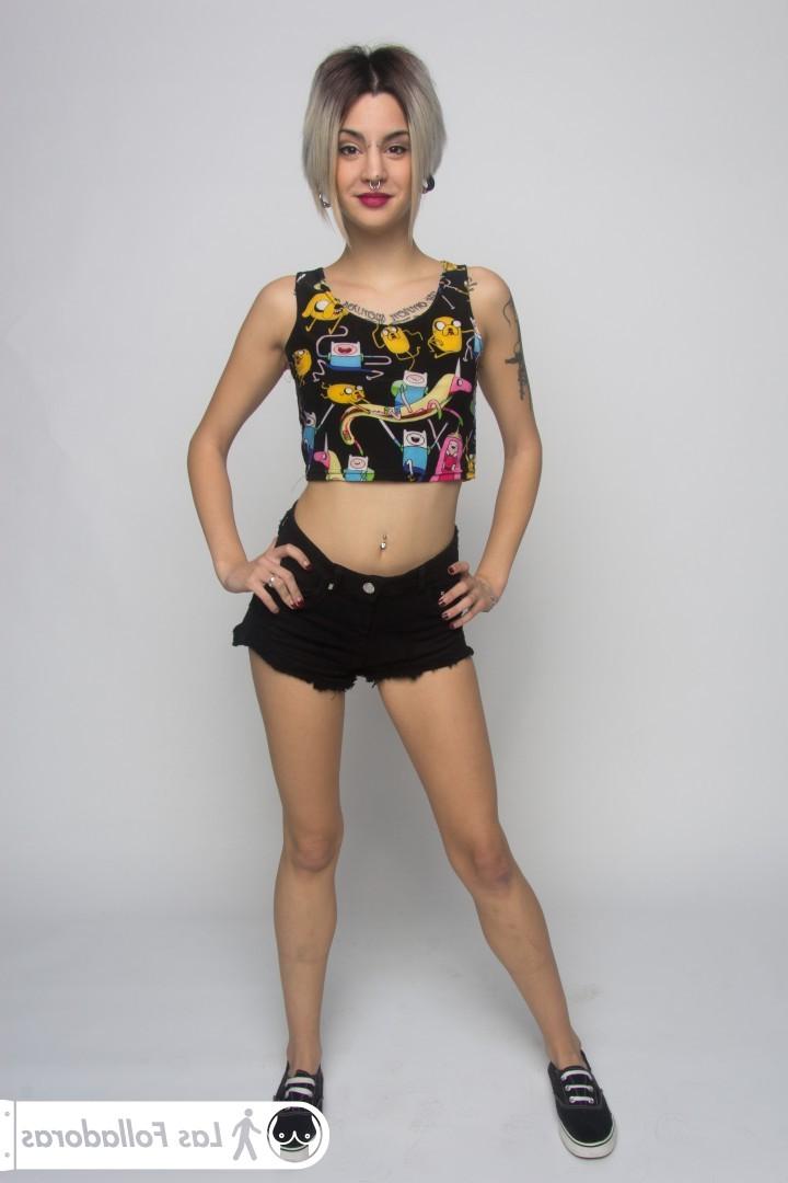 17P Alexa Nasha et son amie, minces et tatouées, se déshabillent pour nous.