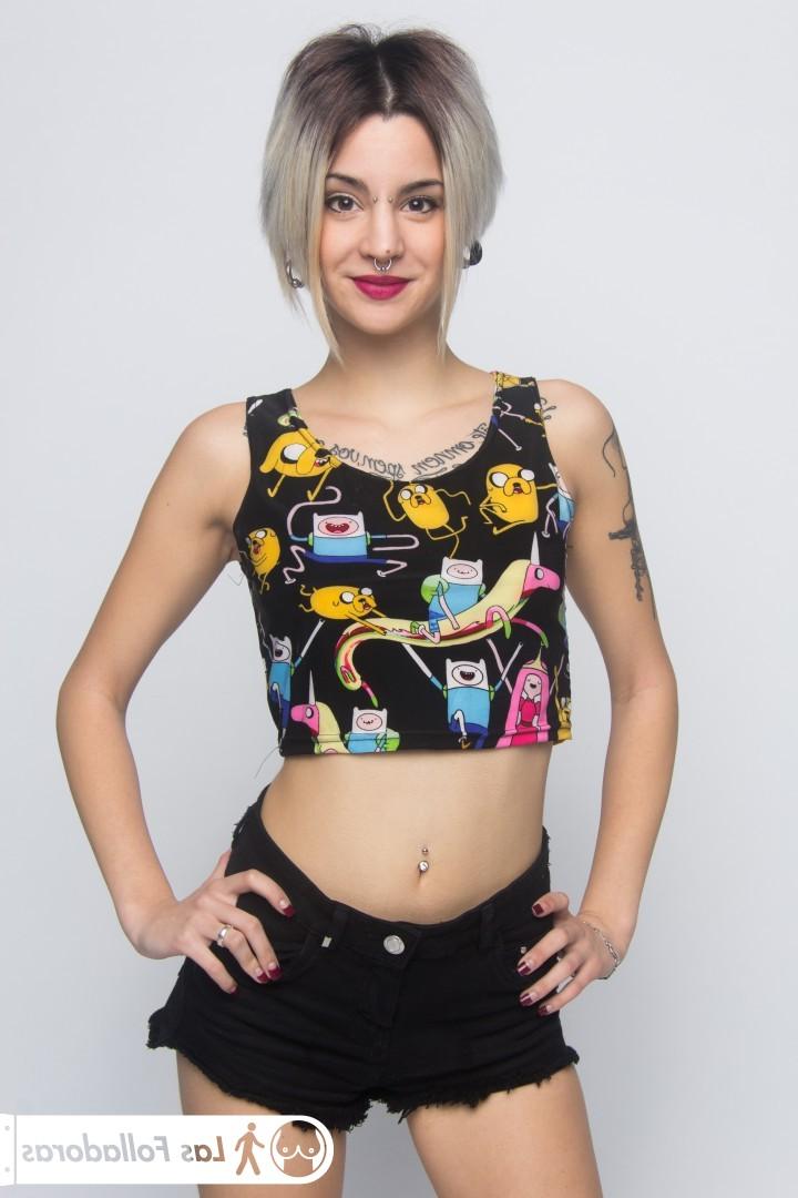 17P Alexa Nasha et son amie, minces et tatouées, se déshabillent pour nous.