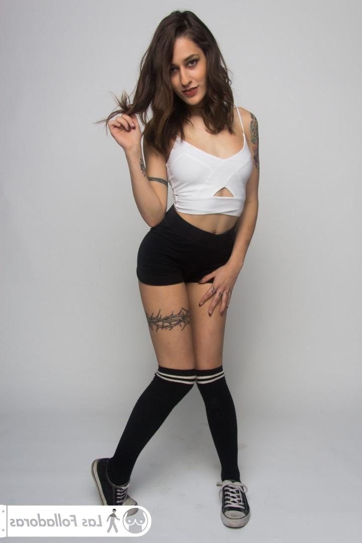 17P Alexa Nasha et son amie, minces et tatouées, se déshabillent pour nous.