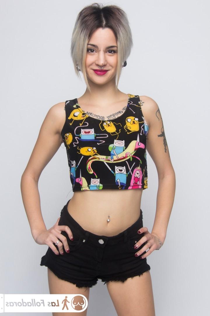 17P Alexa Nasha et son amie, minces et tatouées, se déshabillent pour nous.