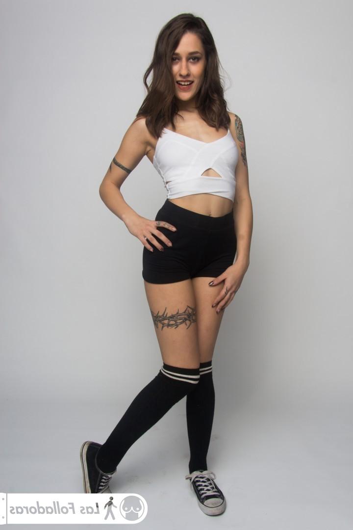 17P Alexa Nasha et son amie, minces et tatouées, se déshabillent pour nous.
