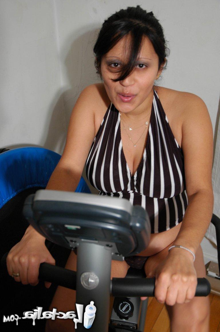 16P Chica latina embarazada se desnuda mientras monta una máquina de ejercicios