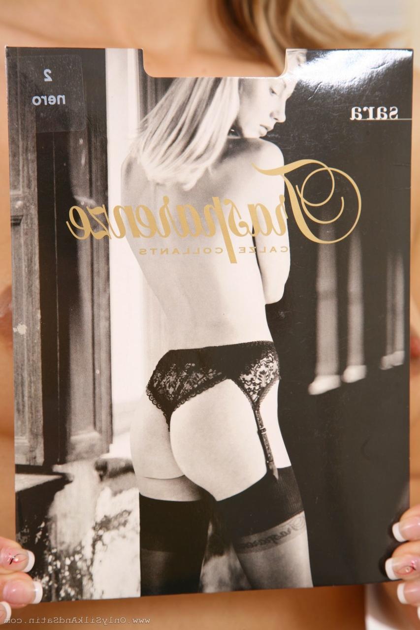 20P La secretaria rubia traviesa Jenni P se desnuda y posa en el lugar de trabajo