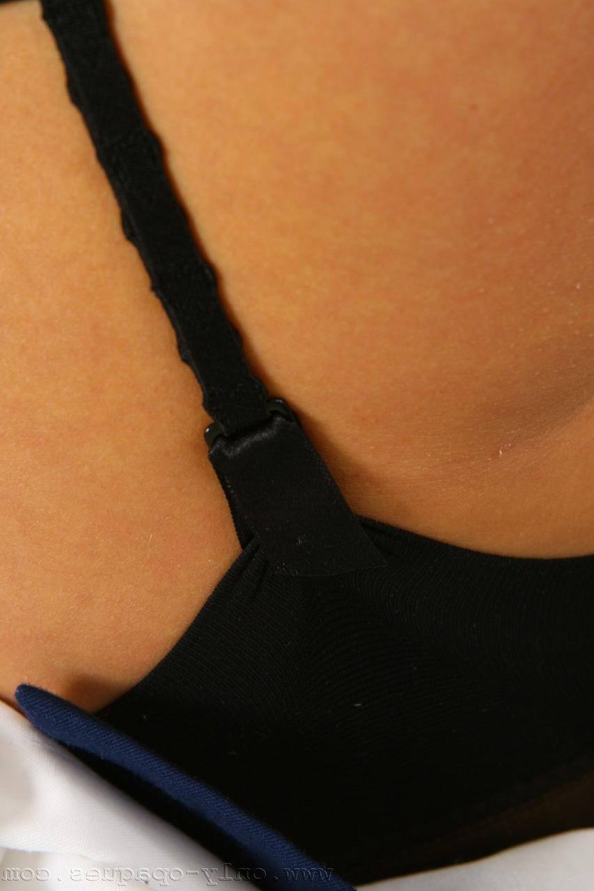 20P Oxy de tetas pequeñas se quita el uniforme de enfermera y muestra las piernas calientes en medias