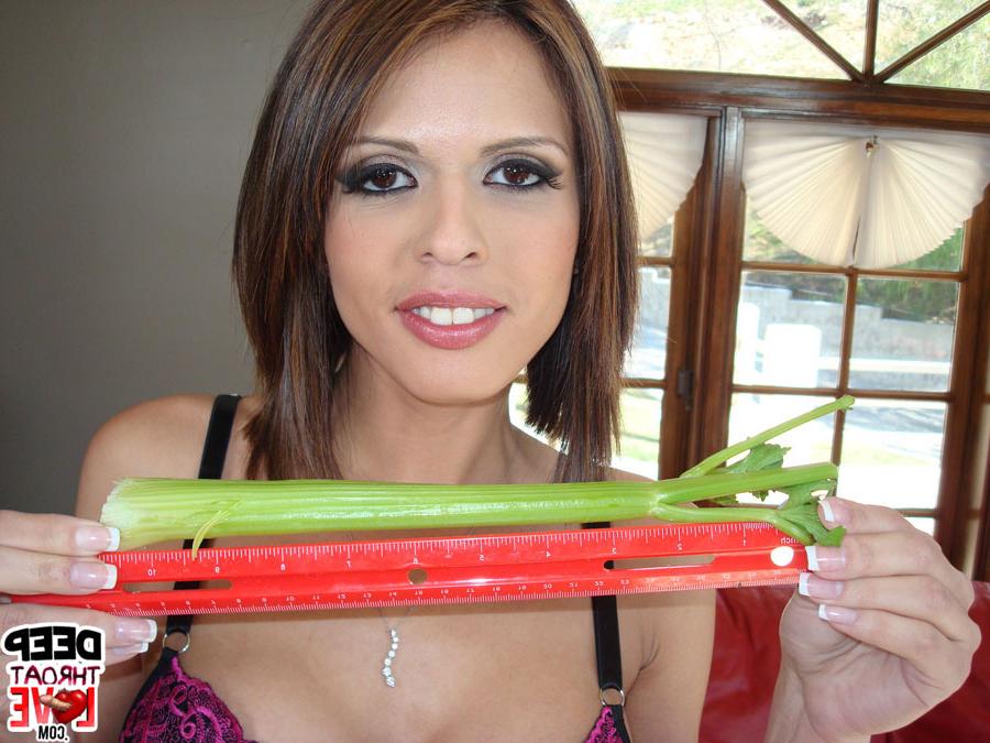 16P Latina MILF gata Shy Love espalhando sua buceta molhada e mostrando seus peitos