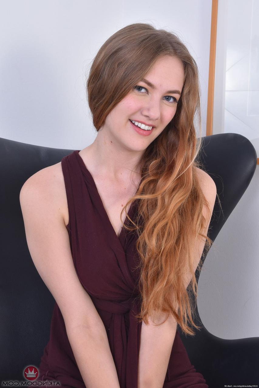 20P A bela amadora Samantha Hayes levanta o vestido e espalha seus buracos de amor