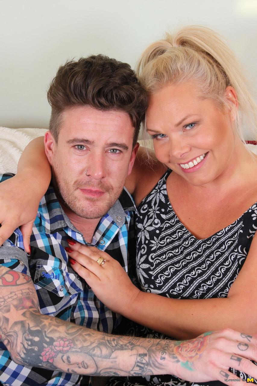 16P Dona de casa do Reino Unido com cabelo loiro trai o marido com um punk tatuado