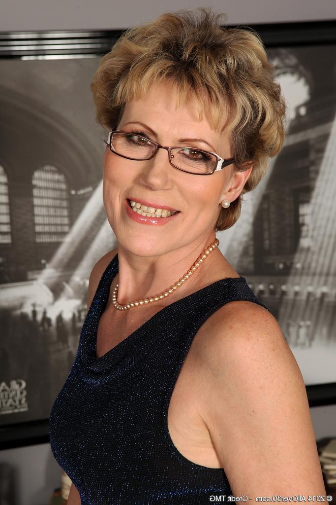 15P Die dreiste reife Dame Georgina C mit Brille fingert und spielt auf der Kommode