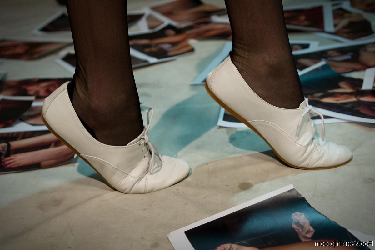 17P L'infirmière brune Dana DeArmond enlève ses pieds de ses chaussures et de ses tuyaux après le travail.